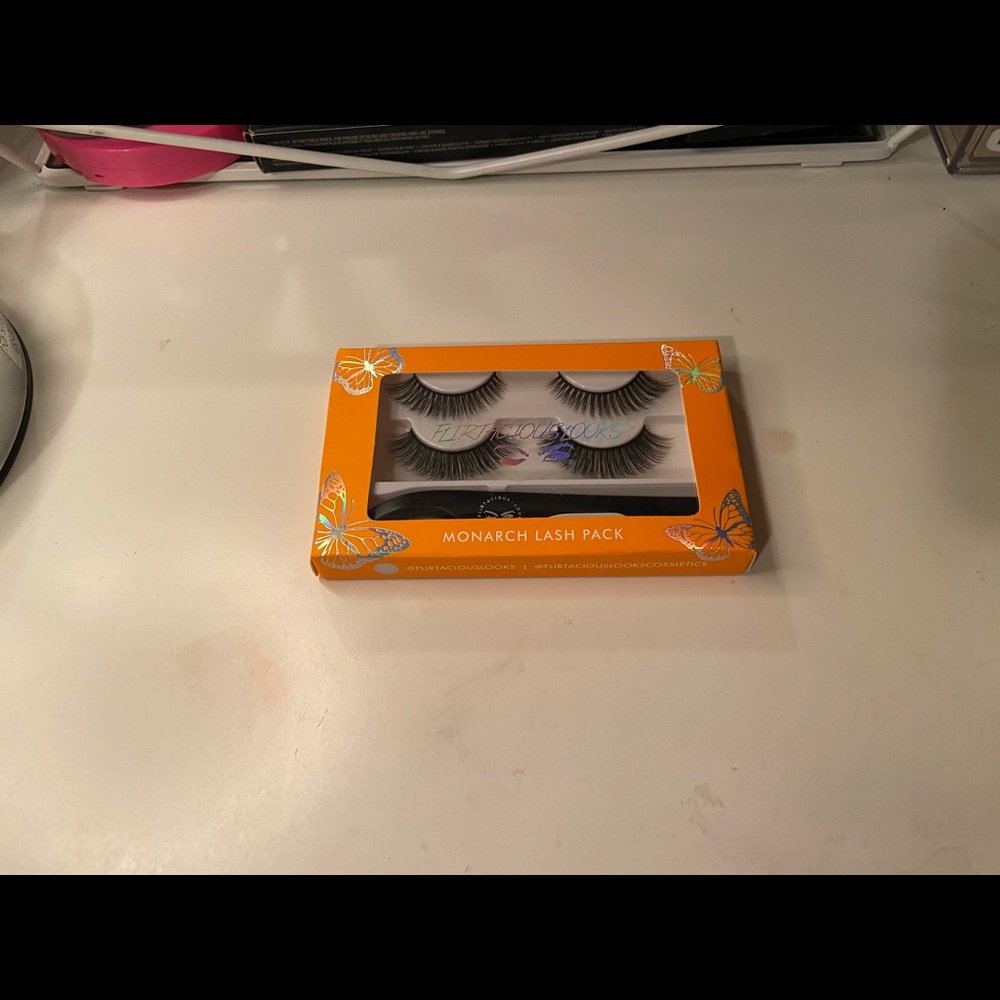 Flirtacious Looks Cosmetic